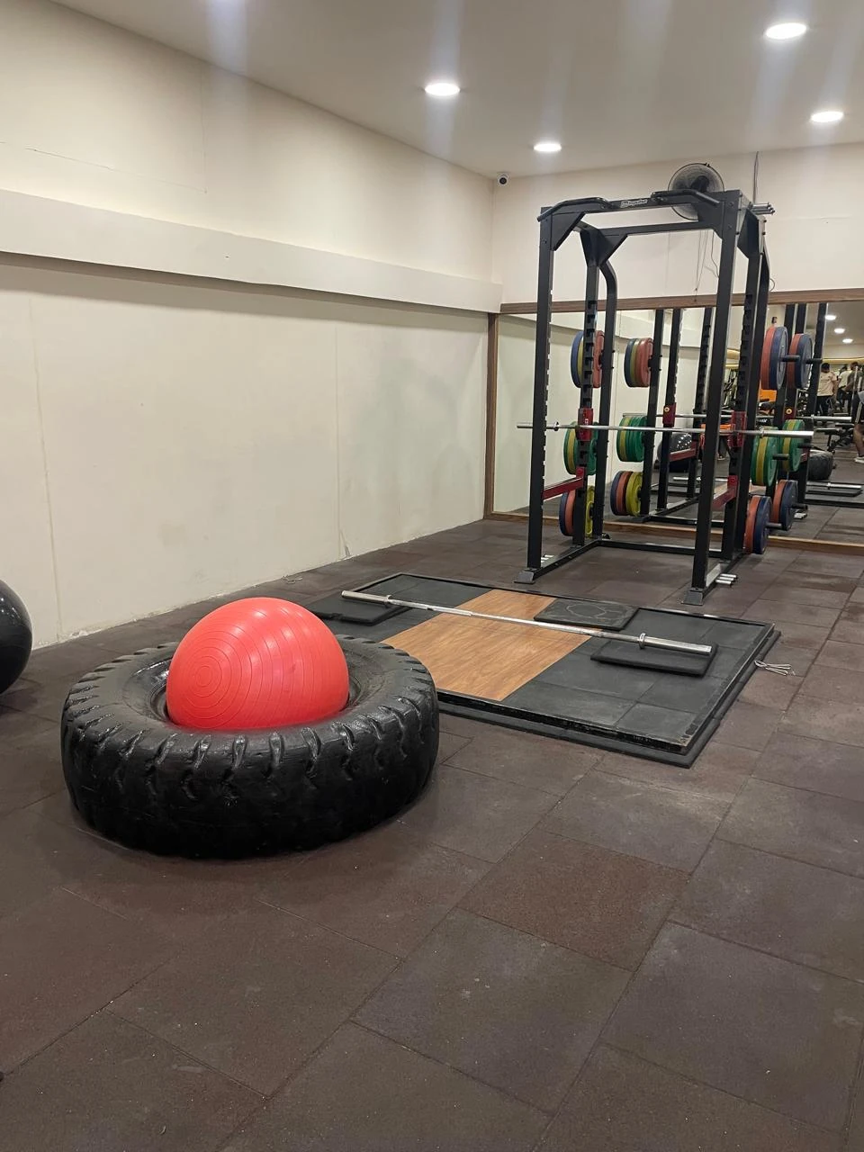 Power rack and lifting platform ready for a first session